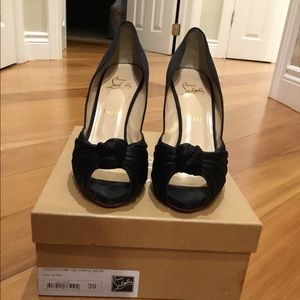 Almost New Size 39 Christian Louboutin Satin Heels